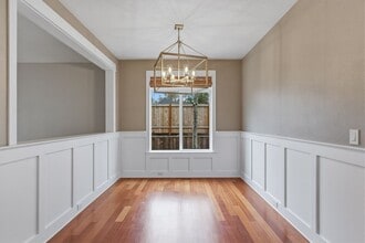 5320 Lower Dr in Lake Oswego, OR - Building Photo - Building Photo