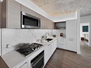 167 N Desplaines St, Unit 611 in Chicago, IL - Foto de edificio - Building Photo