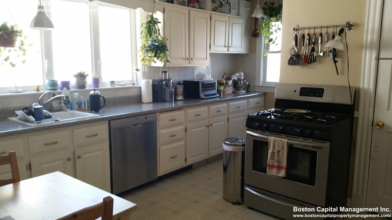 97 W Quincy St, Unit 1 in Somerville, MA - Building Photo