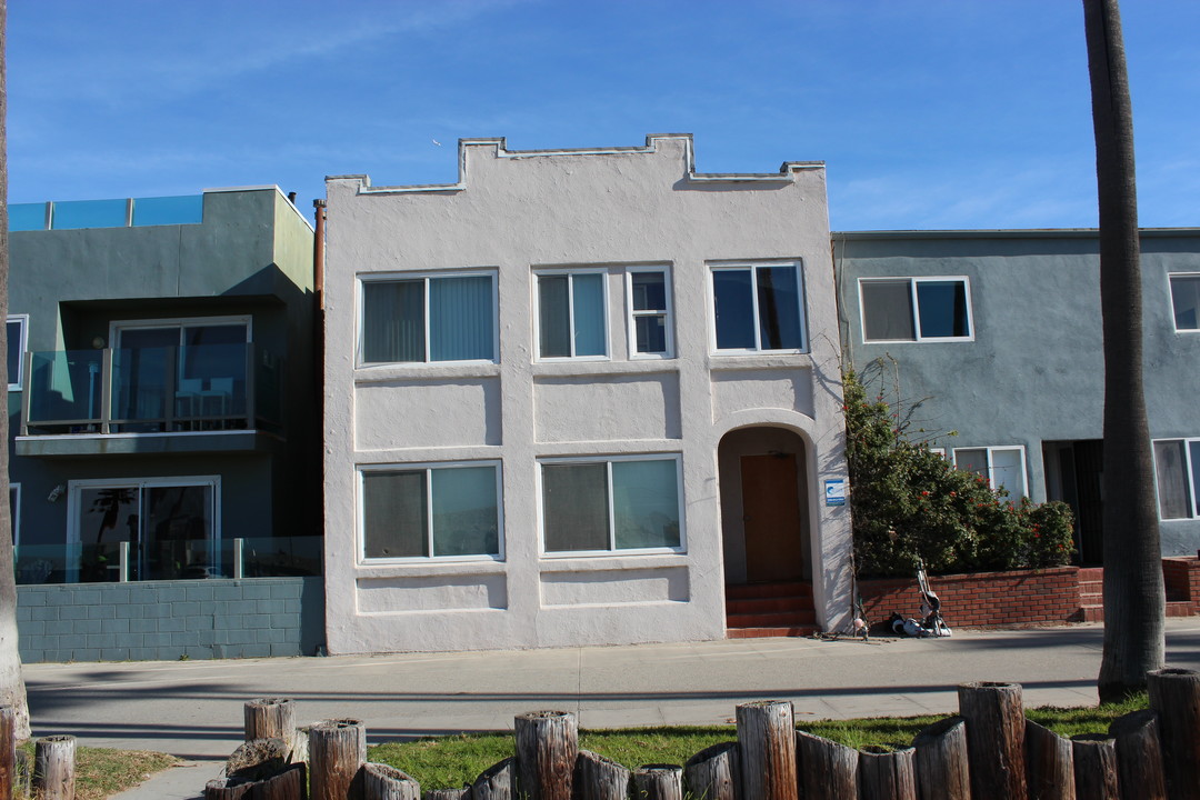 2209 Ocean Front Walk in Venice, CA - Building Photo