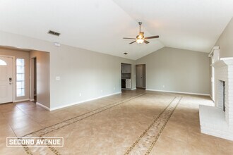 8236 Hot Springs Dr N in Jacksonville, FL - Foto de edificio - Building Photo