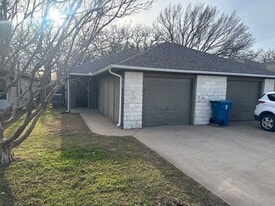 2806 James Rd in Granbury, TX - Building Photo