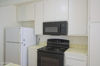 664 Oakwood Dr in Sparks, NV - Building Photo - Building Photo
