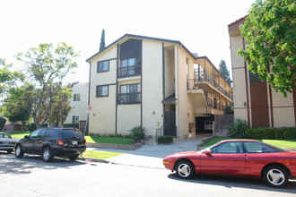 121 S Cedar St in Glendale, CA - Building Photo - Building Photo