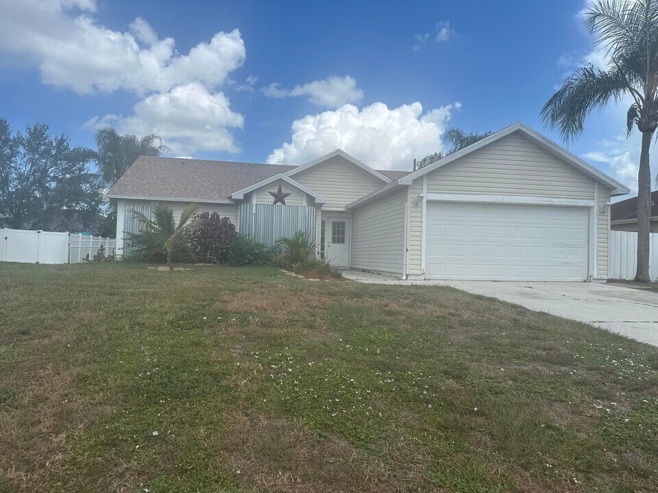 379 SW Jeanne Ave in Port St. Lucie, FL - Building Photo