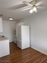 4629 Bayshore Dr, Unit J7 in Naples, FL - Building Photo - Building Photo
