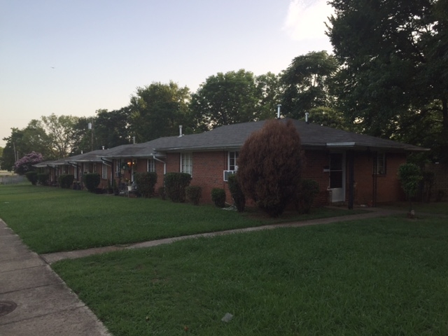 Crestwood Court in Birmingham, AL - Foto de edificio