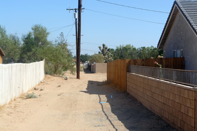 13190 Kiowa Rd in Apple Valley, CA - Foto de edificio - Building Photo