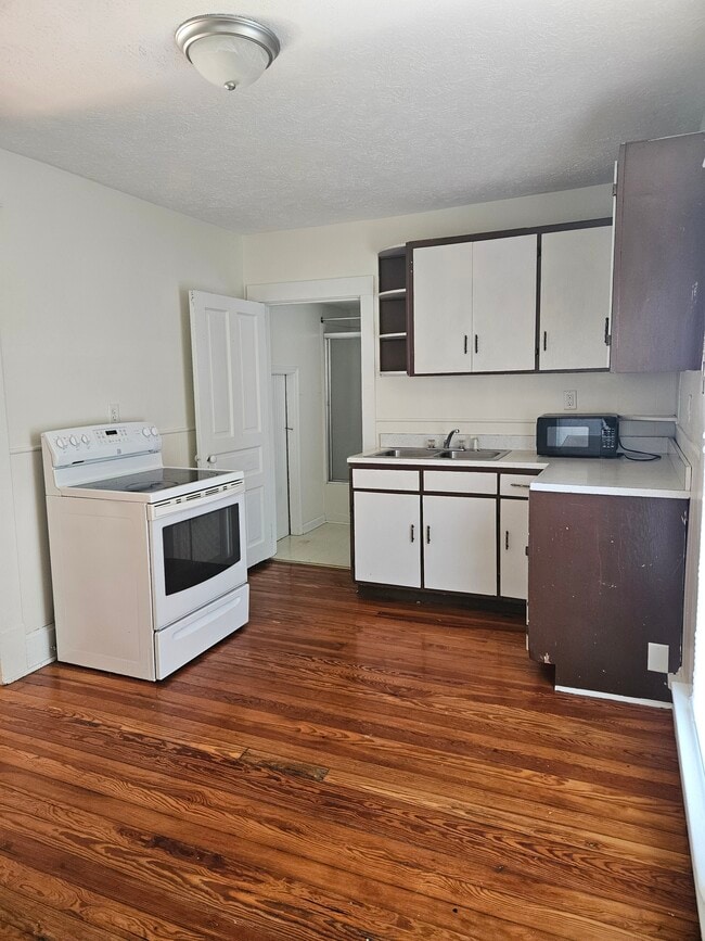 9 1/2 3rd Ave, Unit Upstairs in Mount Vernon, OH - Building Photo - Building Photo