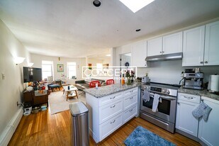 24 St Cyprians Pl, Unit 4R in Boston, MA - Building Photo