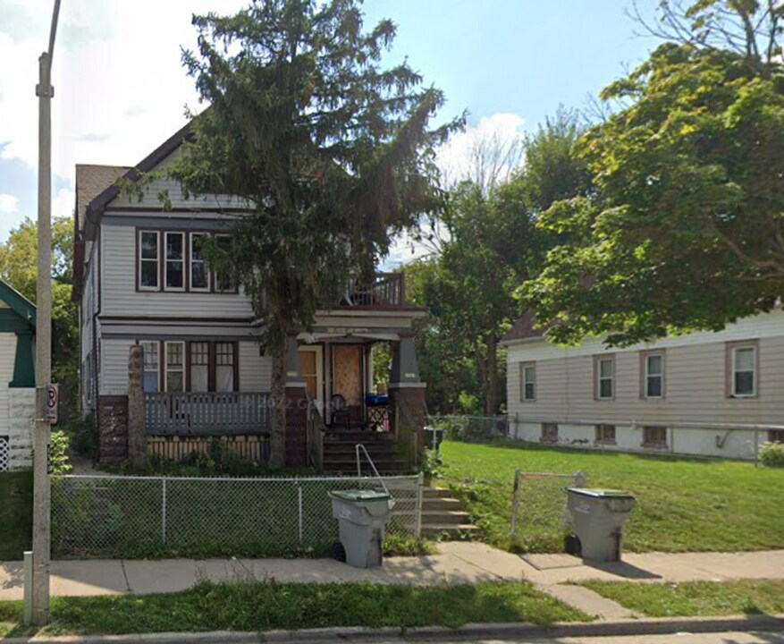 1945 W Finn Pl-Unit -Upper in Milwaukee, WI - Foto de edificio