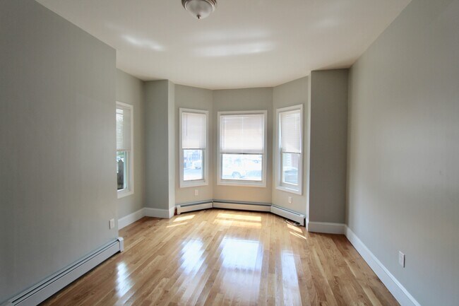 460 Saratoga St in Boston, MA - Building Photo - Building Photo
