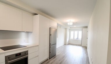 676 Coxwell Ave in Toronto, ON - Building Photo - Building Photo