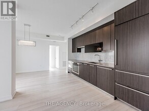 117 McMahon Dr in Toronto, ON - Building Photo - Building Photo