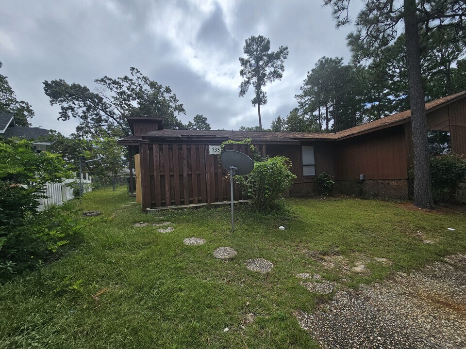 735 Hedgelawn Way in Fayetteville, NC - Building Photo