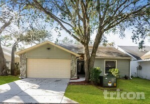 8111 Hathaway Dr in New Port Richey, FL - Building Photo