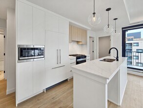 8375 Broadcast Ave SW in Calgary, AB - Building Photo - Building Photo