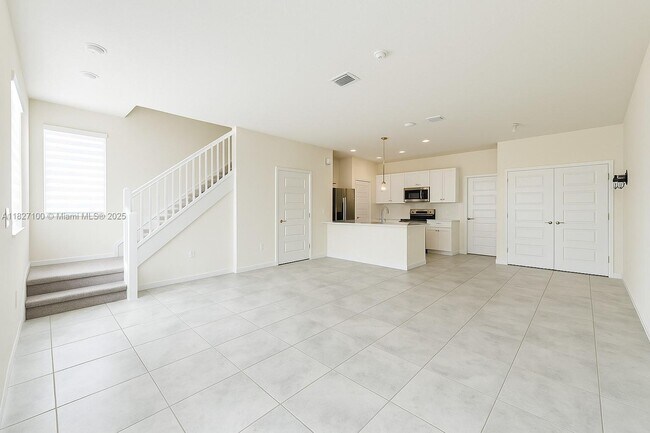 4702 NW 83rd Path in Doral, FL - Building Photo - Building Photo