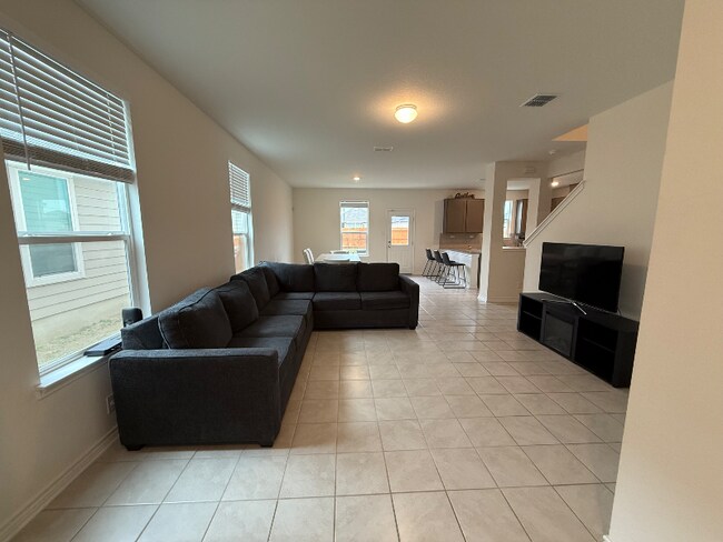 409 Dakota Crk in Canyon Lake, TX - Foto de edificio - Building Photo