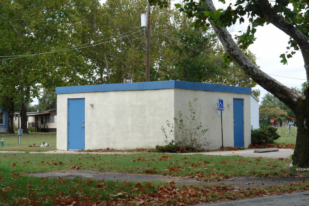 Sycamore Square in Wichita, KS - Building Photo