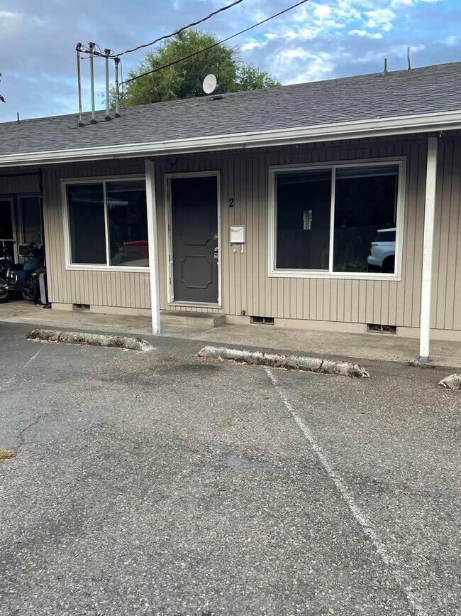 198 E Milton St in Lebanon, OR - Building Photo - Building Photo