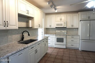 2331 E Betty Elyse Ln in Phoenix, AZ - Building Photo - Building Photo