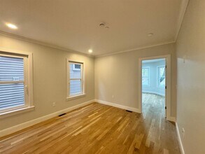 37 Gore St, Unit 1 in Cambridge, MA - Foto de edificio - Building Photo