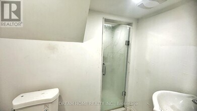 1018 Kennedy Rd in Toronto, ON - Building Photo - Building Photo