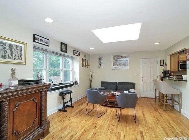 1012 Old Northern Blvd in Roslyn, NY - Building Photo - Building Photo