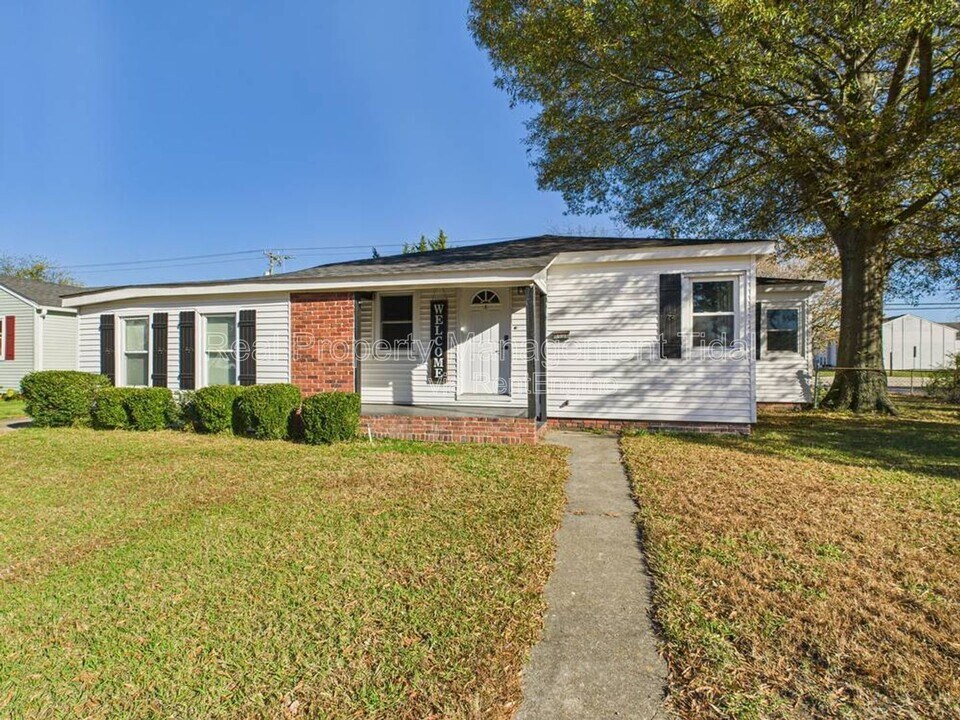 8000 Diggs Rd in Norfolk, VA - Building Photo