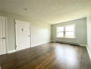 208 Point Beach Dr in Milford, CT - Building Photo - Building Photo