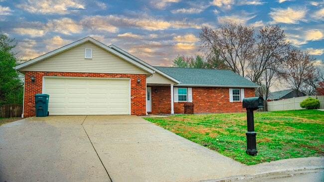 1700 Spruce Hill Dr in Belleville, IL - Building Photo - Building Photo