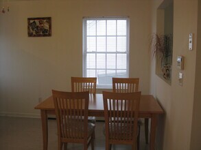 7 Donna Ln in Branford, CT - Foto de edificio - Building Photo