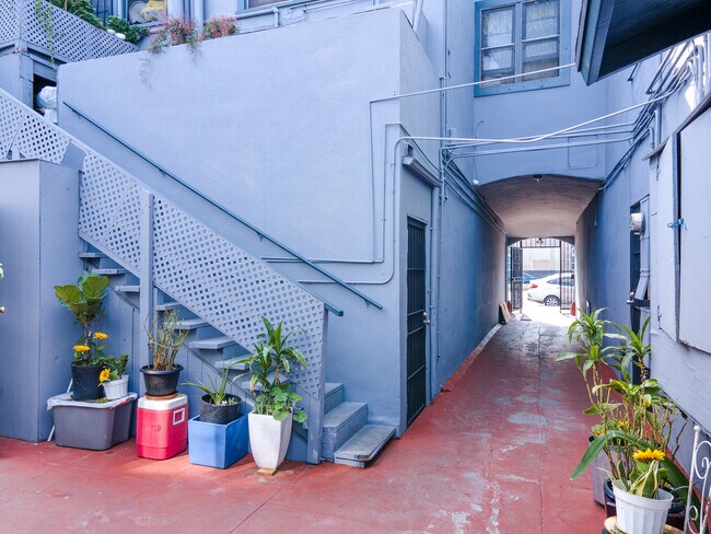 3209 W Washington Blvd