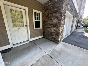 74 Weibel Ave in Saratoga Springs, NY - Foto de edificio - Building Photo