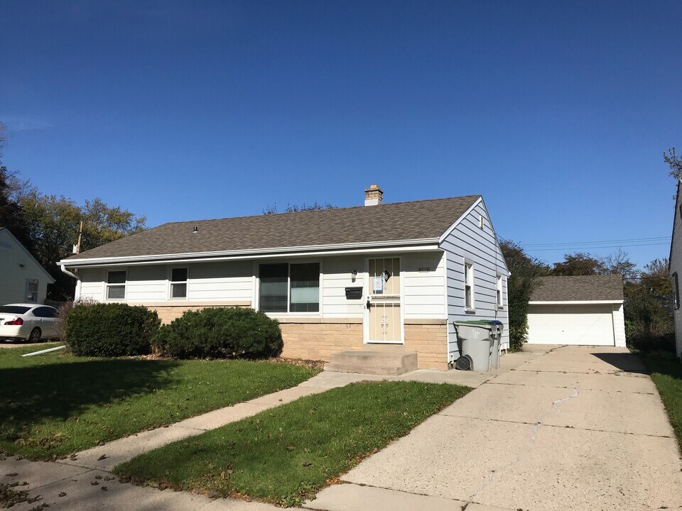 8110 W Colfax Ct in Milwaukee, WI - Building Photo