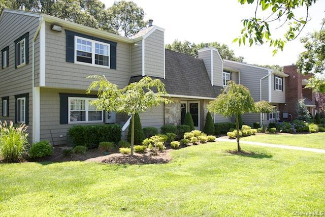 446 Lake Pointe Dr in Middle Island, NY - Building Photo