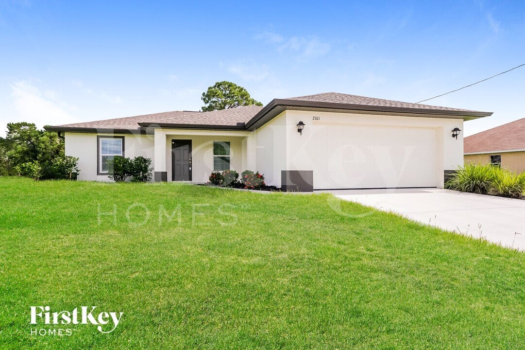 2101 NW 10th Terrace in Cape Coral, FL - Foto de edificio