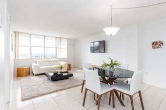 Grand Island Square in Miami, FL - Building Photo - Interior Photo