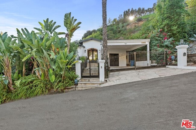 9572 Stuart Ln in Beverly Hills, CA - Building Photo - Building Photo