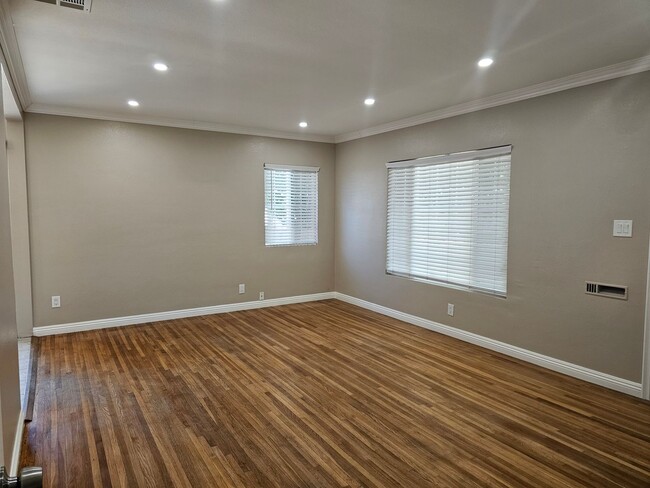 19869 Roscoe Blvd in Los Angeles, CA - Building Photo - Building Photo