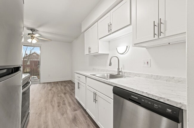 Carriage Hill Apartments - Dearborn Heights in Dearborn Heights, MI - Foto de edificio - Building Photo