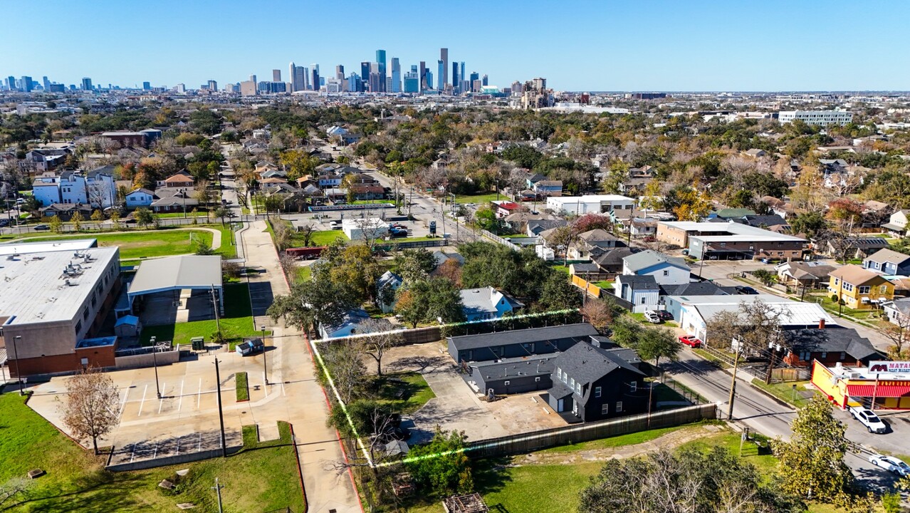 4950-4952 Polk Street in Houston, TX - Building Photo