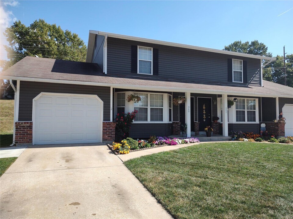 340 Della Dr in St. Peters, MO - Building Photo