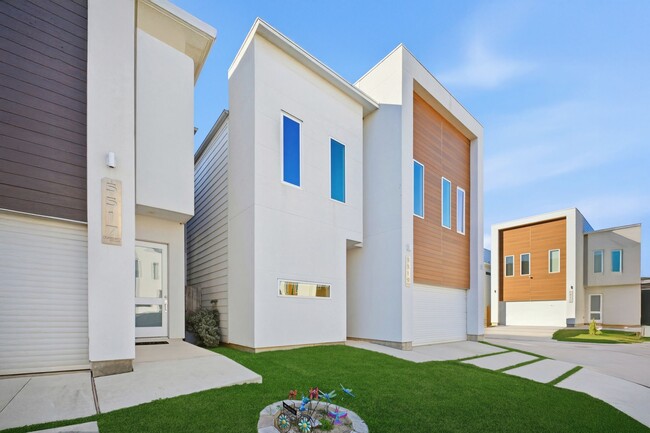 property at 5519 Paraiso Pl