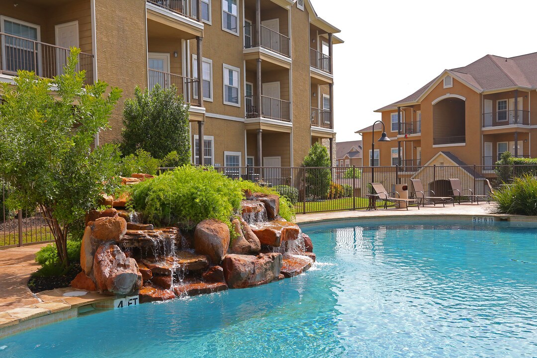Falls at Westover Hills in San Antonio, TX - Foto de edificio
