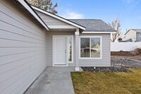 928 W Pine Dr in Moses Lake, WA - Foto de edificio - Building Photo