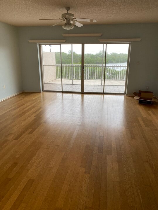 6551 Shoreline Dr, Unit 6104 in St. Petersburg, FL - Building Photo