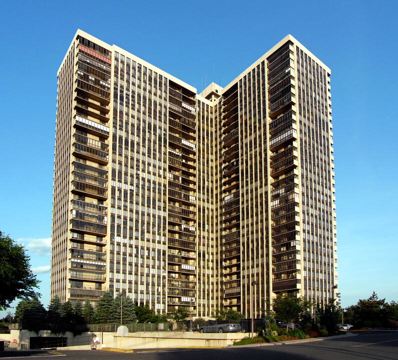 200 Winston Towers in Cliffside Park, NJ - Building Photo