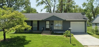 10 Winston Rd in Chatham, IL - Building Photo